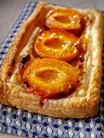 Fruit tart with apricot filling