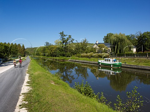 Cycle path along the Canal du Nivernais at Vincelles south of Auxerre Yonne France