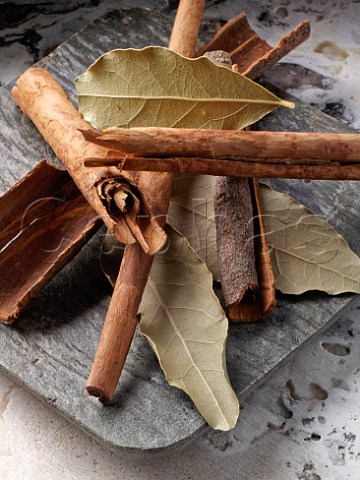 Cinnamon sticks and bark with bay leaves