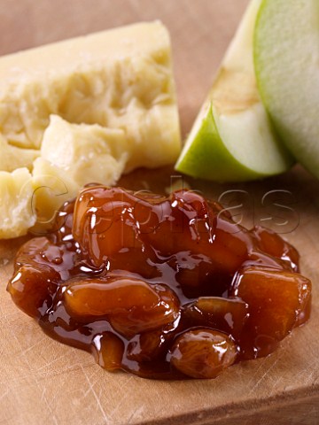 Apple cider chutney with cheddar cheese and apple slices