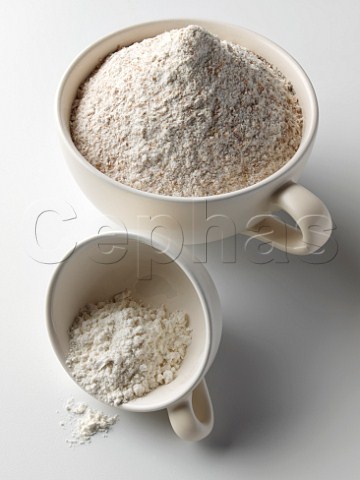 Cups of wholemeal and white flour