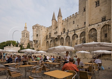 Alfresco caf seating next to the Papal Palace Avignon Vaucluse Provence France