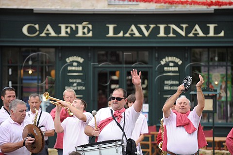 Band playing outside the Caf Lavinal Bages during the Marathon du Mdoc  Pauillac Gironde France   Pauillac  Bordeaux