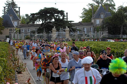 Marathon du Mdoc runners in front of Chteau Beychevelle StJulien Gironde France Mdoc  Bordeaux