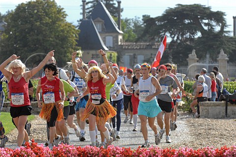 Marathon du Mdoc runners in front of Chteau Beychevelle StJulien Gironde France Mdoc  Bordeaux