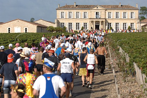 Marathon du Mdoc runners at Chteau BranaireDucru StJulien Gironde France Mdoc  Bordeaux