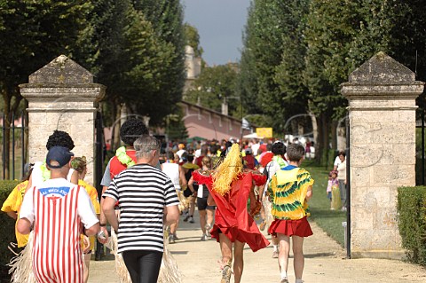 Marathon du Mdoc runners entering Chteau LafiteRothschild Pauillac Gironde France Pauillac  Bordeaux