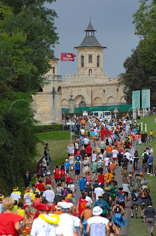 Marathon du Mdoc runners at Chteau Cos dEstournel StEstphe Gironde France HautMdoc  Bordeaux
