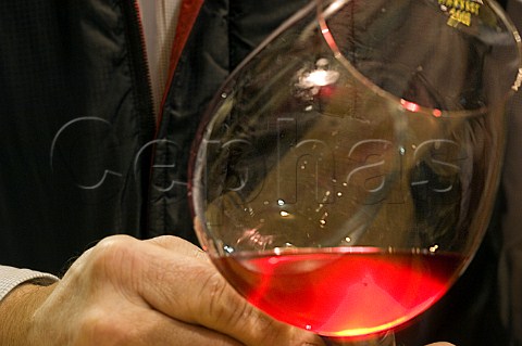 Checking the colour of Pinot Noir Chehalem Winery  Newberg Oregon USA  Willamette Valley