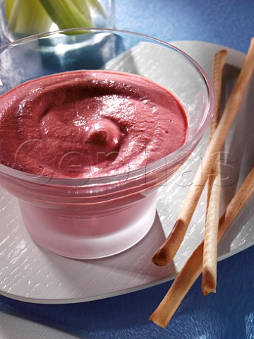 Beetroot dip with bread sticks