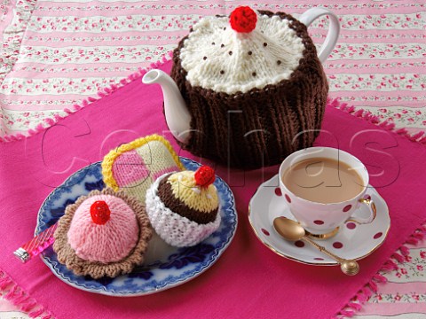Knitted cakes and tea