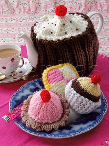 Knitted cakes and tea