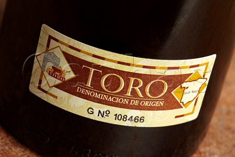 Spanish wine back label on bottle of DO Toro