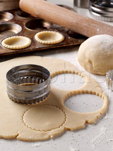 Making tarts with pastry rolling pin and cutters