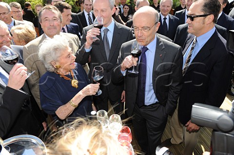 Alain Jupp Minister of Foreign Affairs and Mayor of Bordeaux and Bruno Le Maire Minister of Food Agriculture and Fisheries tasting wine with Baroness Philippine de Rothschild died 2014 of Chteau MoutonRothschild   Vinexpo 2011  Bordeaux France