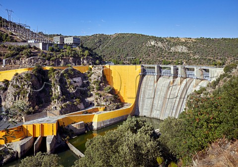 The Bemposta Dam on the Ro Duero with Spain in foreground and Portugal on the far side  Near Fermoselle Castilla y Len Spain