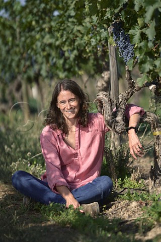 Emily Faulconer winemaker in Cabernet Sauvignon vineyard of Via Carmen Maipo Valley Chile
