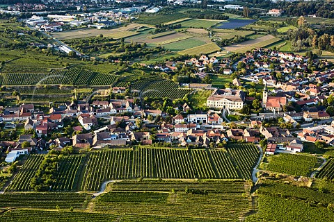 Town of Gobelsburg with Schloss Gobelsburg winery and terraced vineyards  Niederosterreich Austria  Kamptal
